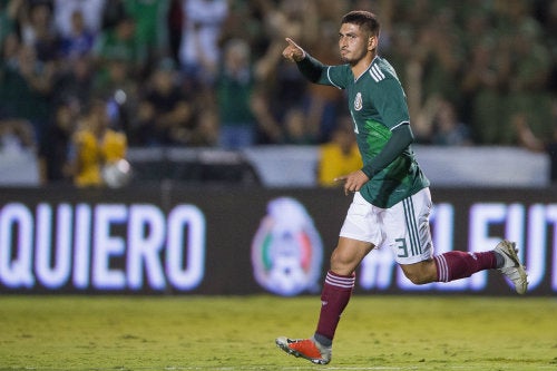 Víctor Guzmán festeja un gol con el Tri