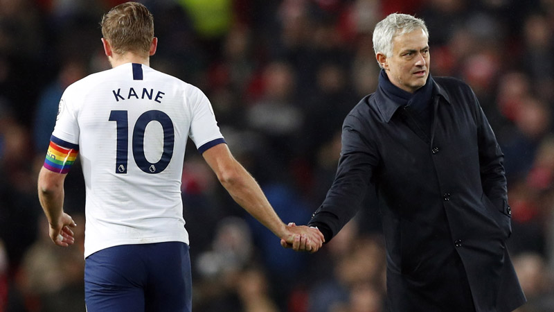 Mourihno felicita a Kane en un duelo del Tottenham 