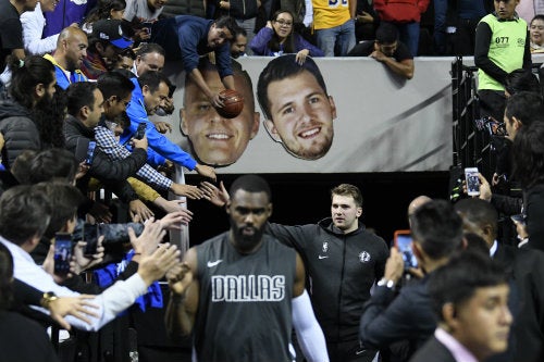 La afición saluda a Doncic al salir de un túnel de la Arena CDMX