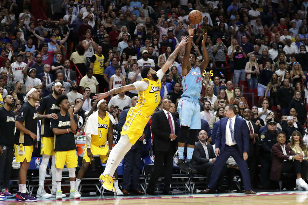 Anthony Davis durante el juego de los angelinos