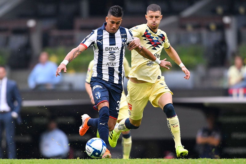 Maxi Meza y Guido disputan un balón