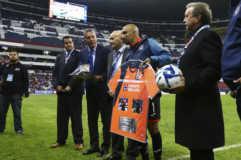 Billy Álvarez  durante homenaje del Conejo