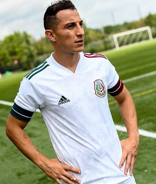 Andrés Guardado portando el nuevo jersey de la Selección Mexicana