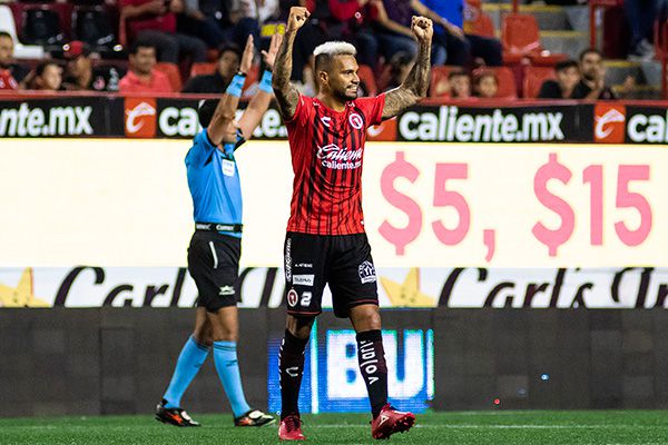 Julián Velázquez festeja un gol con Xolos 