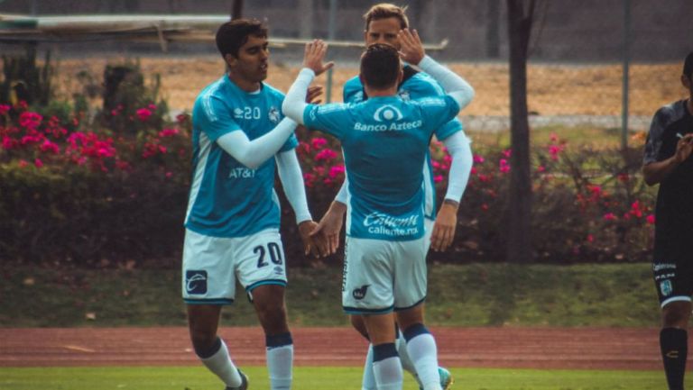 Cristian Menéndez celebrando su anotación con Puebla