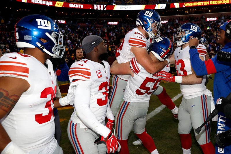 Festejo de jugadores de Giants tras vencer a Redskins 