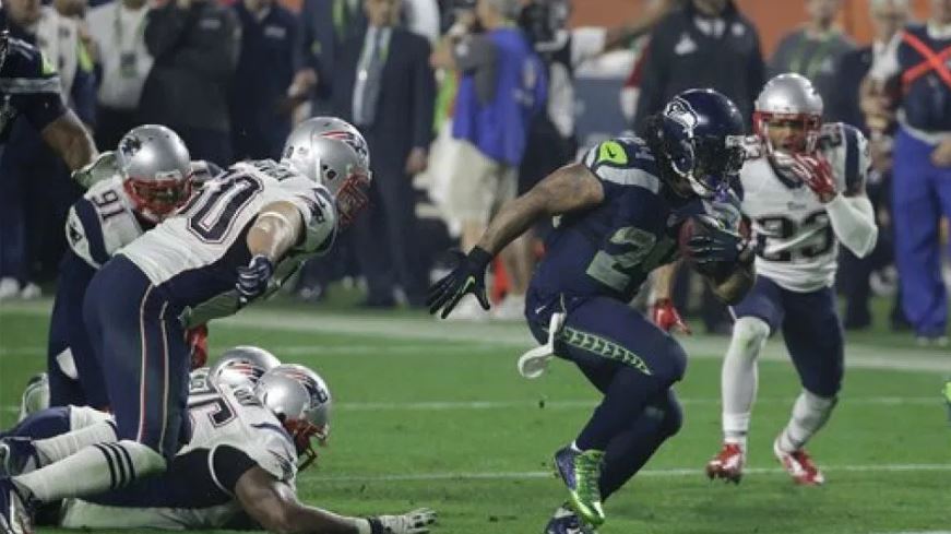 Lyinch corre de la defensiva de Patriots en un juego en 2015