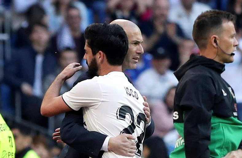 Abrazo de Zinedine Zidane con Isco en juego ante el Celta