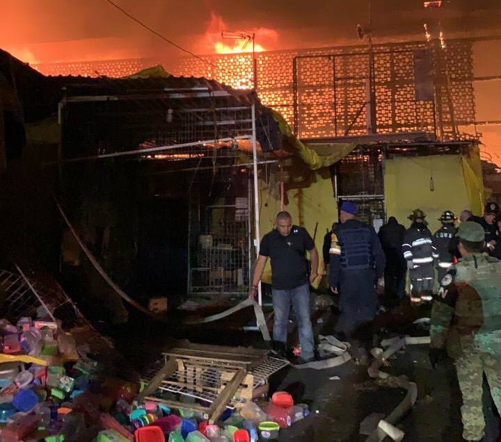 Bomberos intentando sofocar el fuego