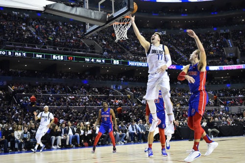 Luka Doncic durante el juego en México vs Pistons