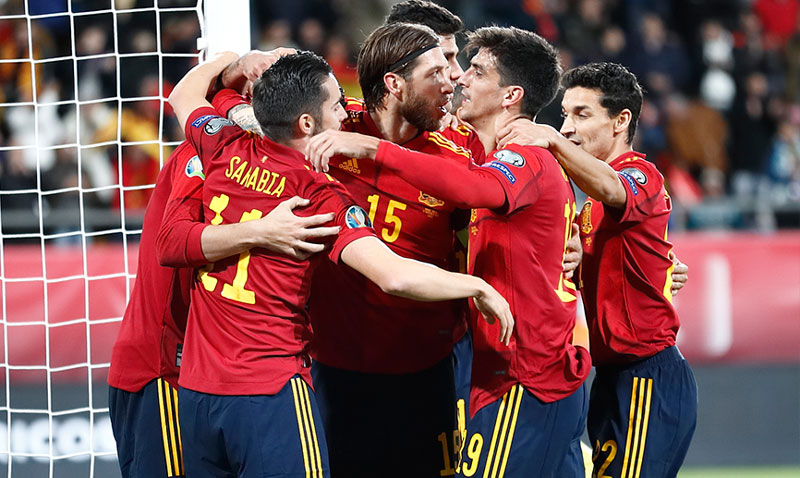 Jugadores de España celebran una anotación 