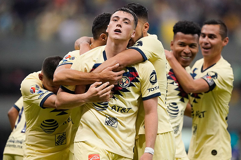 Federico Viñas es felicitado por su compañeros tras un gol