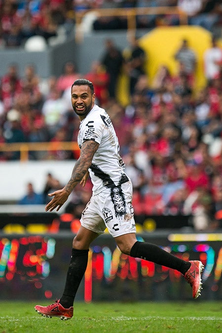 Velázquez celebra en el duelo contra Atlas