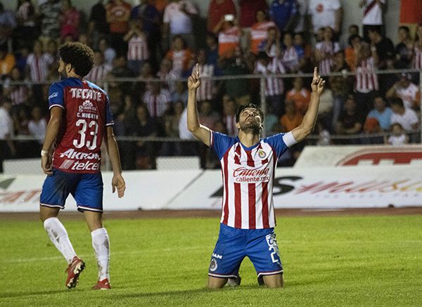 Oribe Peralta festeja un gol con Chivas