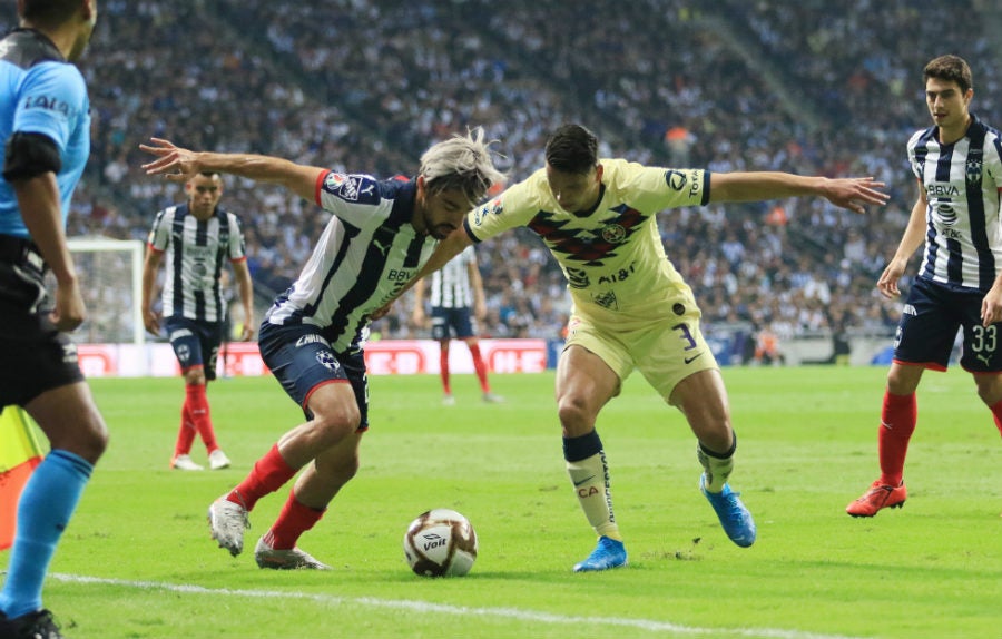 Pizarro disputa el balón ante Jorge Sánchez en la Final de Ida