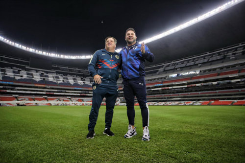 Miguel Herrera y Antonio Mohamed en el Estadio Azteca