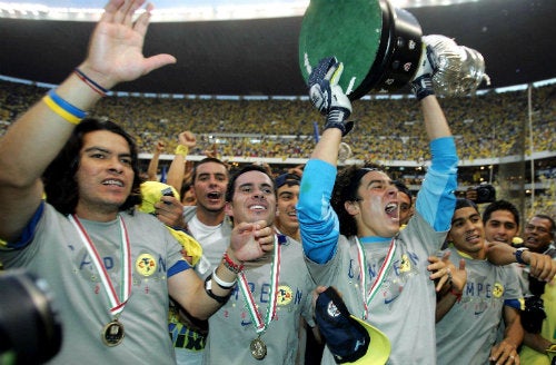 Jugadores del América celebran el título ante Tecos en el 2005