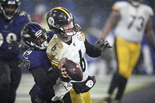 Delvin Hodges siendo capturado por los Ravens