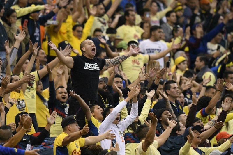 Afición americanista alentando a su equipo