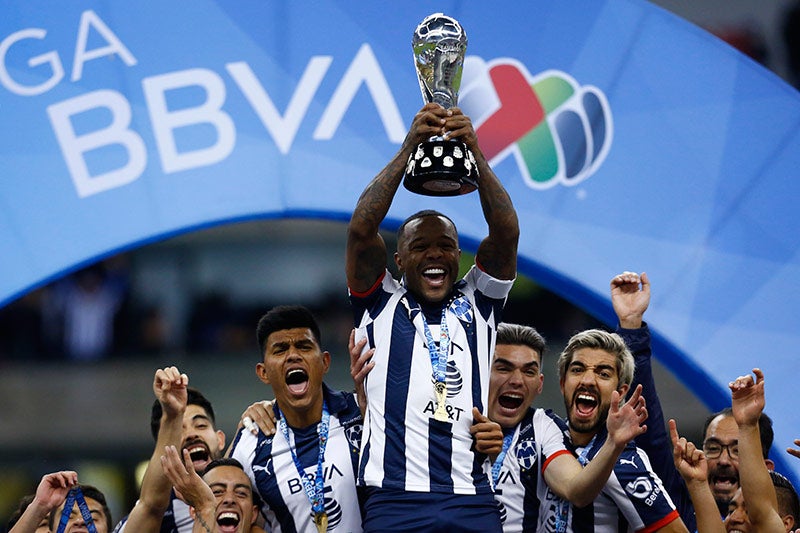 Dorlan Pabón levanta el trofeo de la Liga MX