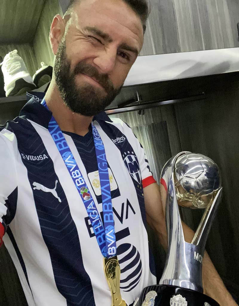 Layún presume su medalla y el trofeo de Rayados