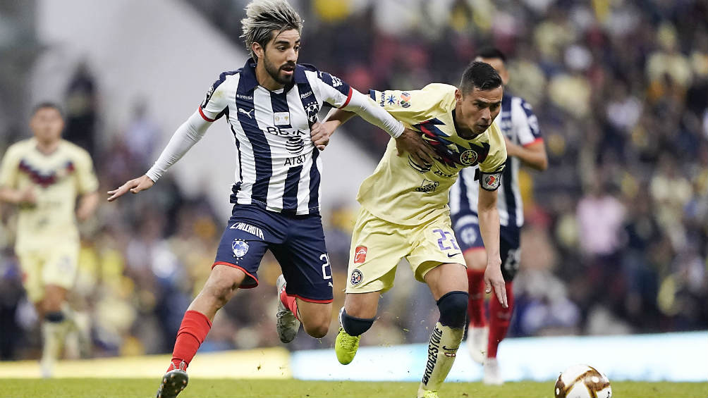 Pizarro pelea un balón en contra de Paul Aguilar 