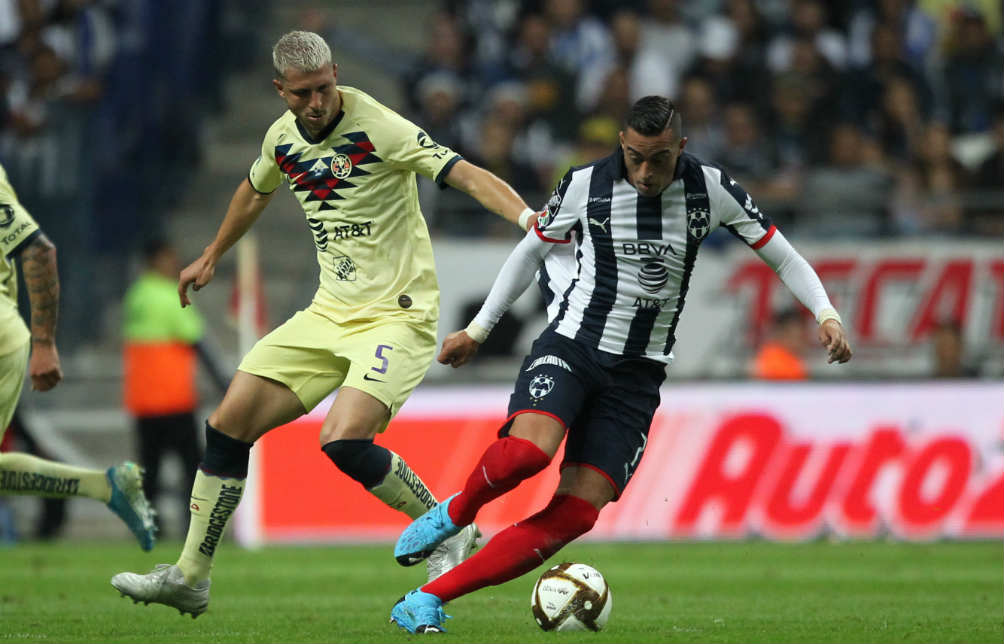 Guido y Funes Mori luchan por la pelota 