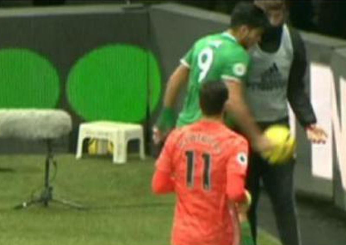 Raúl Jiménez molesto con el recogepelotas