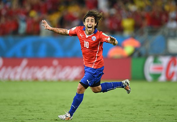 Jorge Valdivia festeja un gol con la Selección de Chile