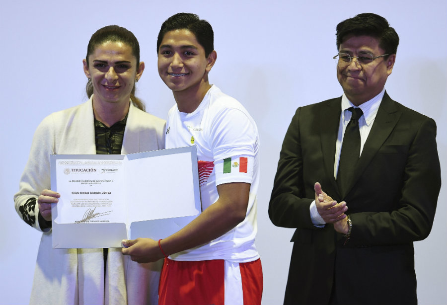 El taekwondoín recibe reconocimiento por parte de Ana Guevara