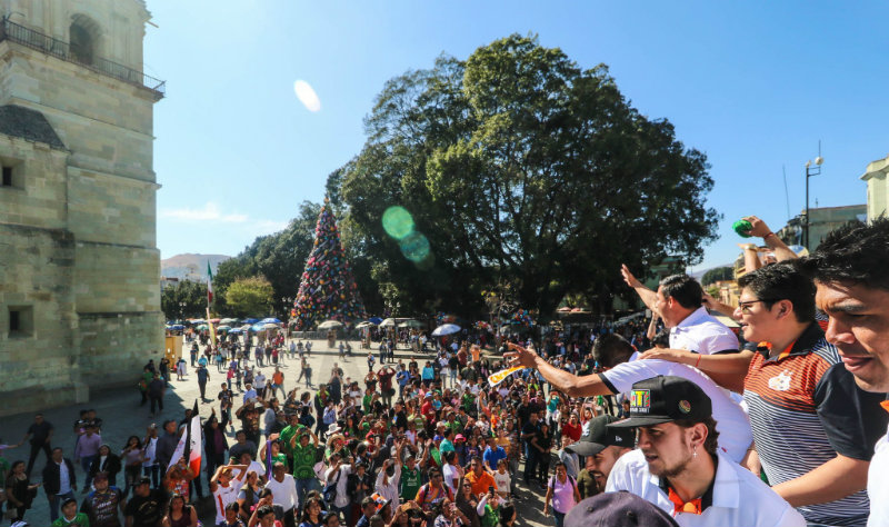 Alebrijes de Oaxaca festejando con su afición