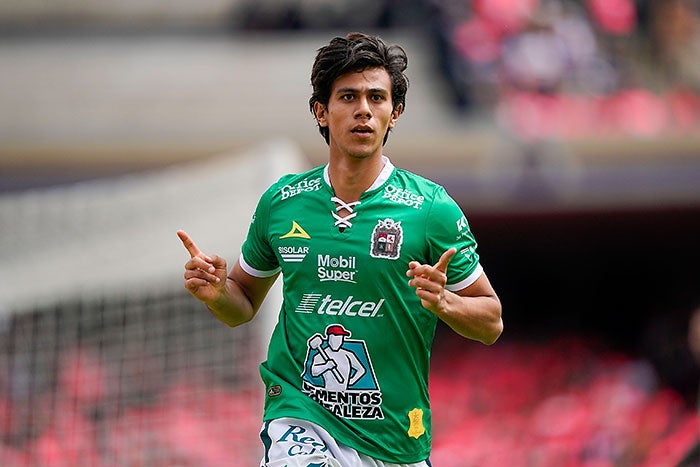 Macías celebra gol con León