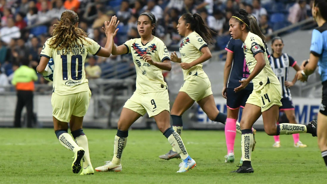 Lucero Cuevas festejando un gol con América Femenil