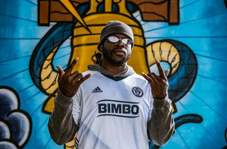 Jay Ajaiy con la playera del Philadelphia Union