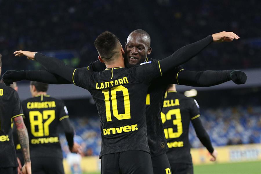 Lautaro y Lukaku festejan un gol