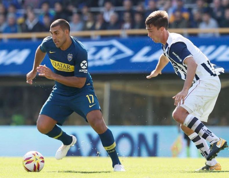 Wanchope conduce el balón en un juego de Boca Juniors