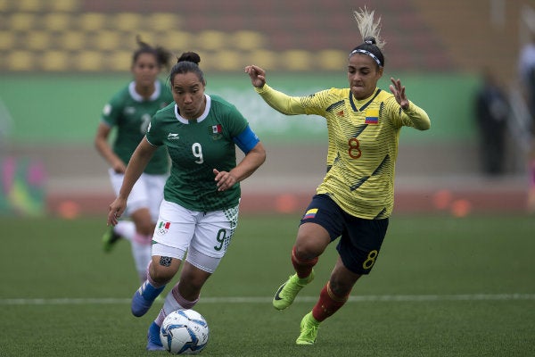 Charlyn Corral disputa el balón con una jugadora de Colombia 