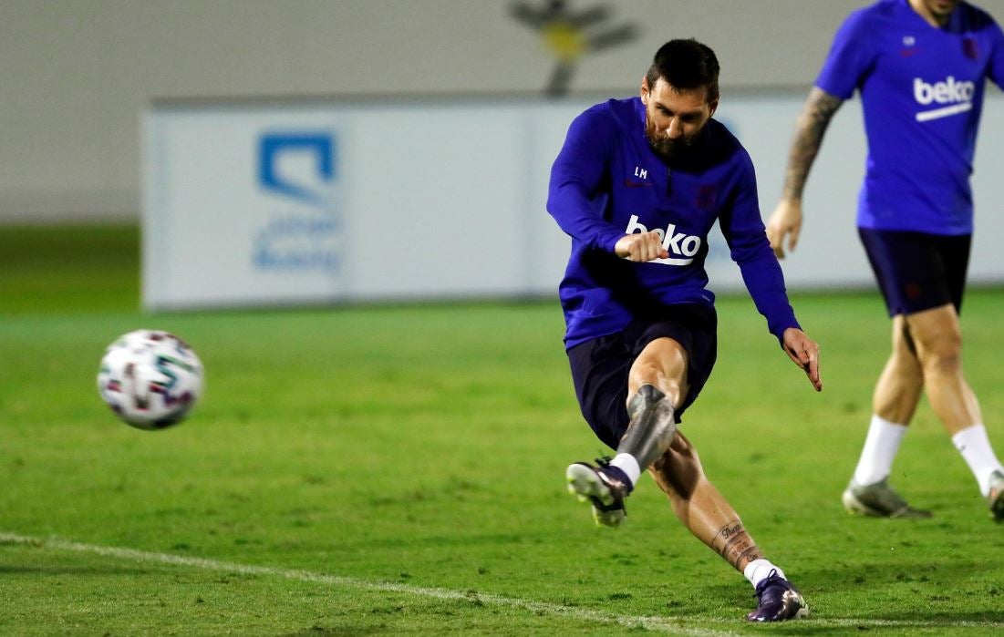 Messi golpea el balón en un entrenamiento del Barça