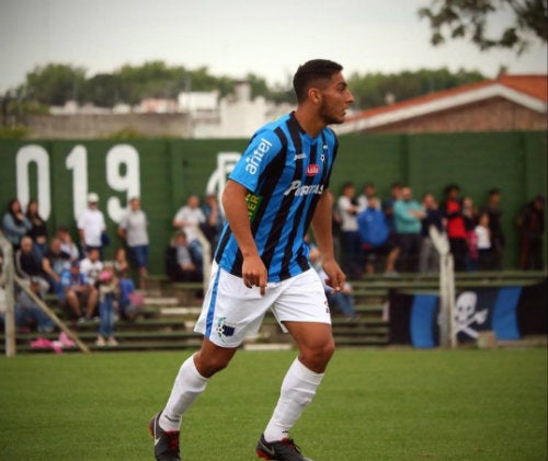 El defensor uruguayo en un juego del Liverpool de su país