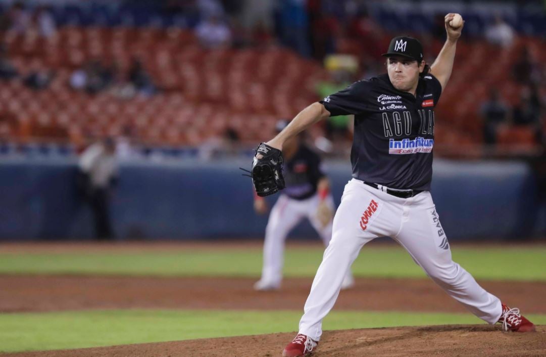 Gregg Mahle se prepara para lanzar la pelota 