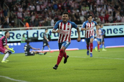 Alexis Vega celebra un tanto con el Guadalajara