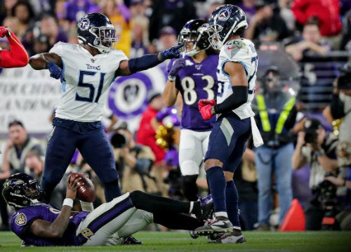 Lamar Jackson en el césped durante el partido