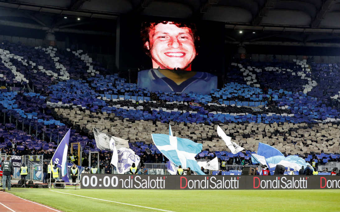 Mosaico de los aficionados de la Lazio celebrando sus 120 años