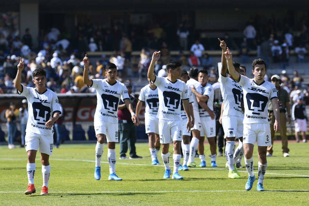 Los jugadores universitarios se despiden de su afición 