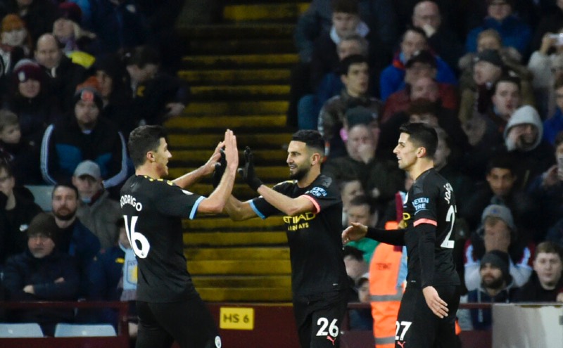 Riyad Mahrez festeja su gol contra Aston Villa