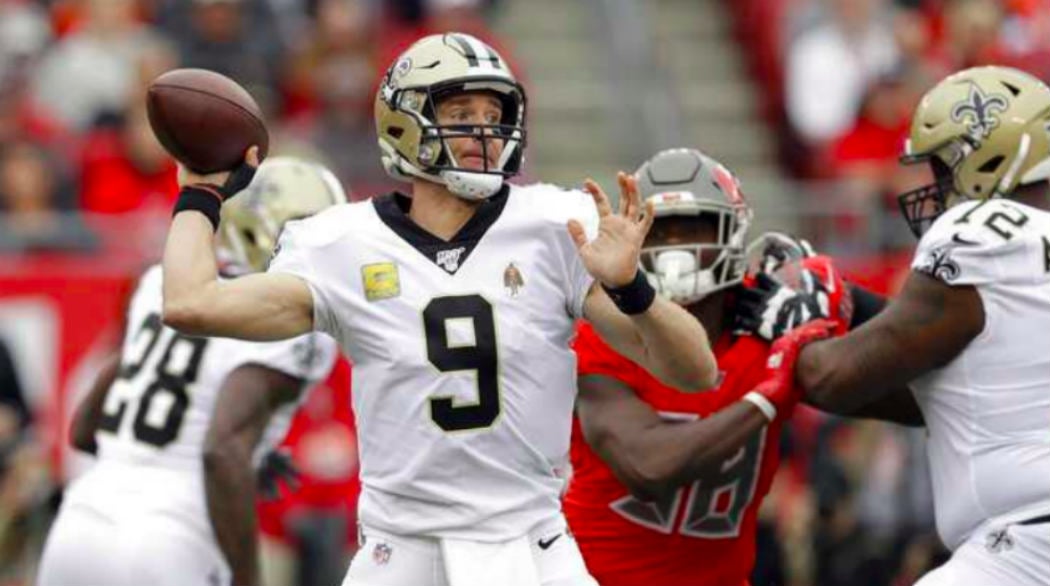 Brees prepara un pase en un juego ante Tampa Bay