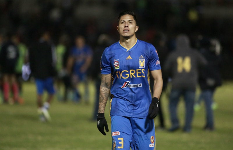 Carlos Salcedo en partido con Tigres