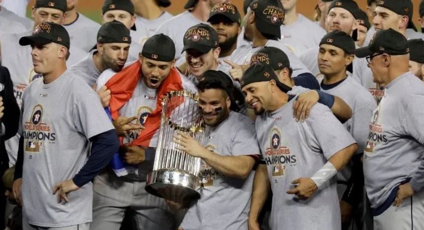 Astros presumen su trofeo de Campeón 