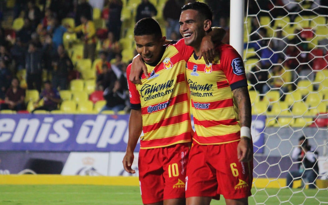 Sebastián Vegas y Edison Flores celebrando un gol