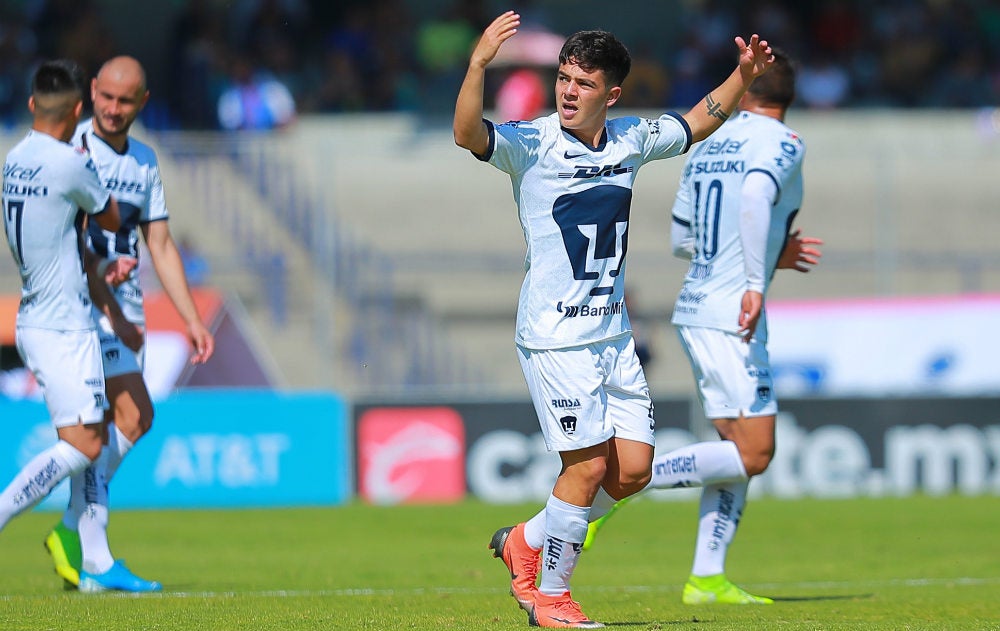 Jugadores de Pumas celebrando un gol